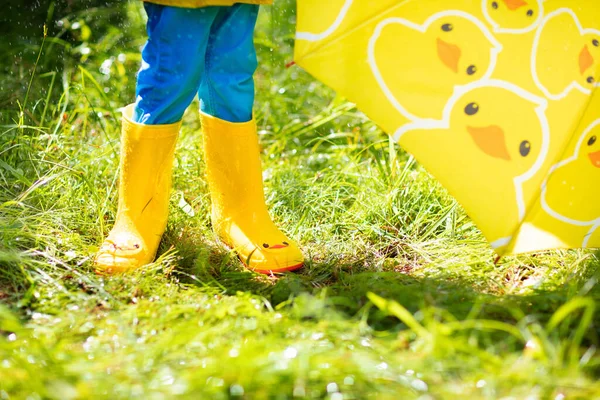 Niño Jugando Bajo Lluvia Soleado Día Otoño Niño Bajo Ducha — Foto de Stock