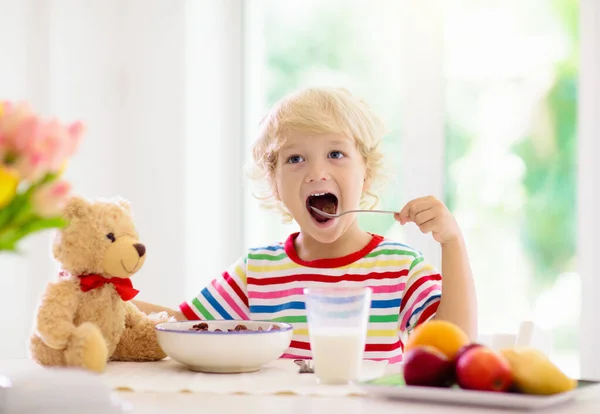 Barn Äter Frukost Kid Matar Nalle Leksak Dricka Mjölk Och — Stockfoto