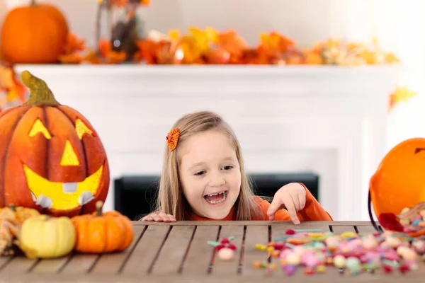 Kleines Mädchen Hexenkostüm Auf Halloween Trick Oder Leckerbissen Kinder Halten — Stockfoto