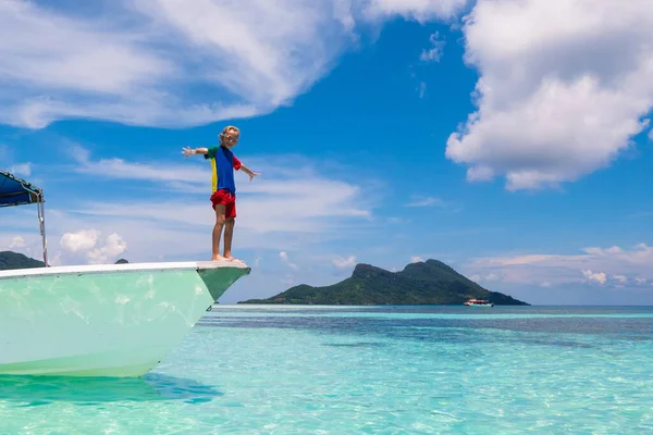 Crianças Saltam Para Mar Iate Férias Com Criança Ilha Tropical — Fotografia de Stock