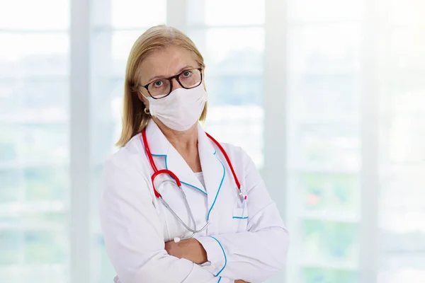 Médecin Infirmière Avec Stéthoscope Masque Facial Spécialiste Médical Pendant Épidémie — Photo