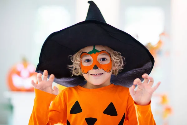 Cadılar Bayramı Kostümlü Çocuk Çocuklar Şeker Şaka Balkabağı Suratlı Boyalı — Stok fotoğraf