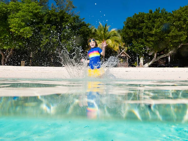 Niños Jugando Playa Tropical Los Niños Nadan Juegan Mar Las — Foto de Stock