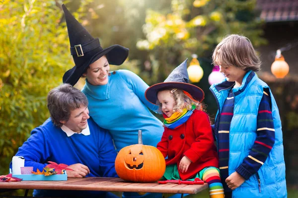 Zucca Halloween Intagliata Famiglia Genitori Bambini Intagliano Zucche Dolcetto Scherzetto — Foto Stock