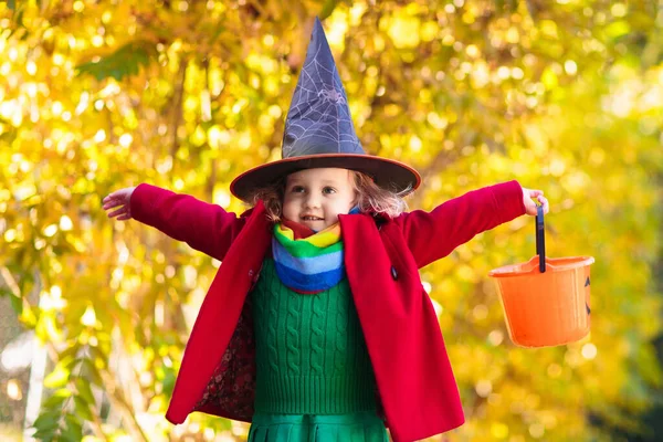 Ungar Lurar Eller Bjuder Halloweenkväll Liten Flicka Med Pumpa Ansikte — Stockfoto