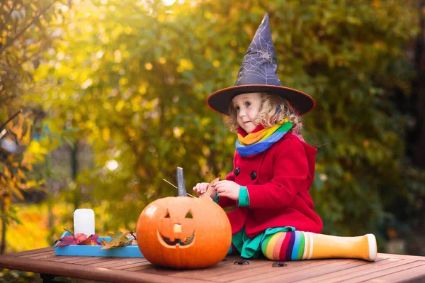 Bambino Intaglio Zucca Halloween Bambini Intagliano Zucche Dolcetto Scherzetto Jack — Foto Stock