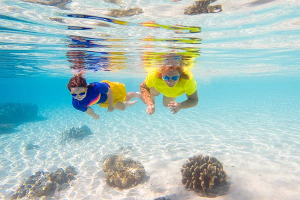 Kinderschnorcheln Kinder Schwimmen Unter Wasser Strand Und Meer Sommerurlaub Mit — Stockfoto