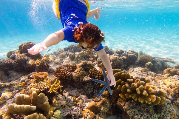 子供のシュノーケリング 子供たちは水中で泳ぐ ビーチや子供と海の夏休み サンゴ礁の魚を見ている少女 エキゾチックな島の海洋生物 子供の水泳やシュノーケリングやマスクとダイビング — ストック写真