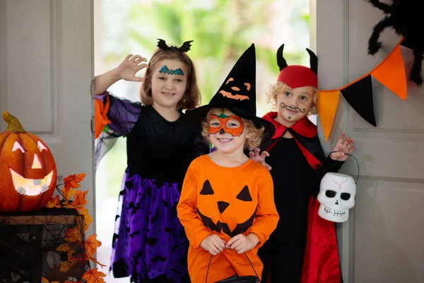 Kinderen Bedriegen Trakteren Halloween Avond Kind Bij Gedecoreerde Deur Jongen — Stockfoto