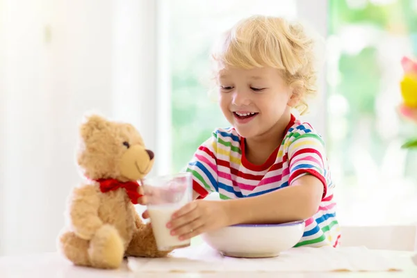 Barn Äter Frukost Kid Matar Nalle Leksak Dricka Mjölk Och — Stockfoto