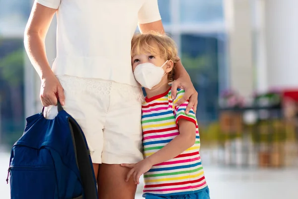 Famille Avec Enfants Masque Facial Dans Centre Commercial Aéroport Mère — Photo