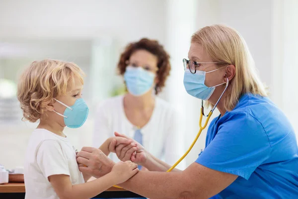 Gyermekorvos Vizsgálja Beteg Gyermek Arcmaszkban Beteg Fiú Egészségügyi Klinikán Vizsgálatra — Stock Fotó