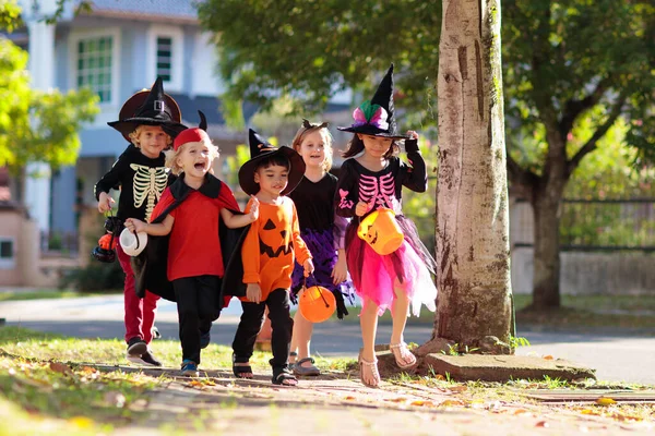 Dziecko Kostiumie Halloween Mieszane Rasy Azjatyckie Kaukaskie Dzieci Sztuczki Lub — Zdjęcie stockowe