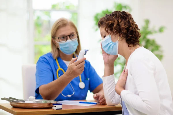 Médico Examinando Paciente Enfermo Con Máscara Facial Mujer Enferma Clínica —  Fotos de Stock