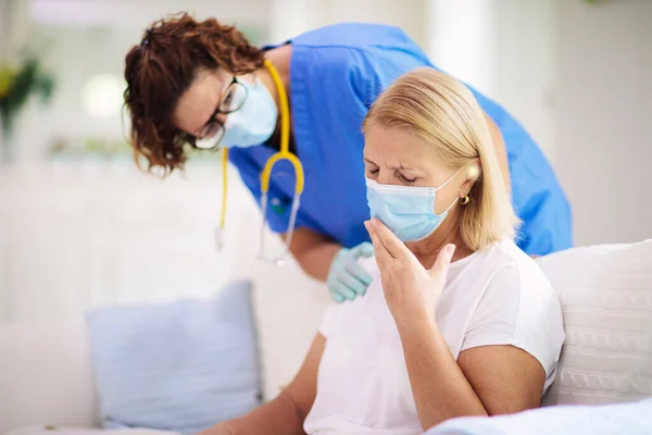 Dokter Memeriksa Pasien Yang Sakit Dengan Topeng Wajah Wanita Sakit — Stok Foto