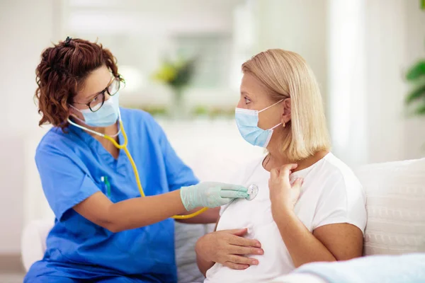 Dokter Memeriksa Pasien Yang Sakit Dengan Topeng Wajah Wanita Sakit — Stok Foto