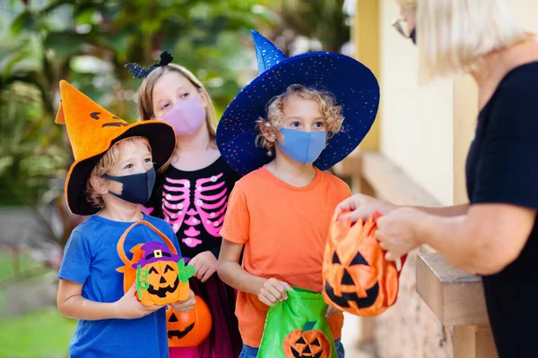 Los Niños Engañan Tratan Con Disfraz Halloween Mascarilla Niños Disfrazados — Foto de Stock