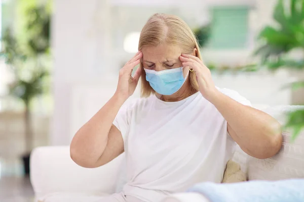 Mujer Enferma Con Máscara Facial Tos Paciente Mayor Brote Coronavirus —  Fotos de Stock