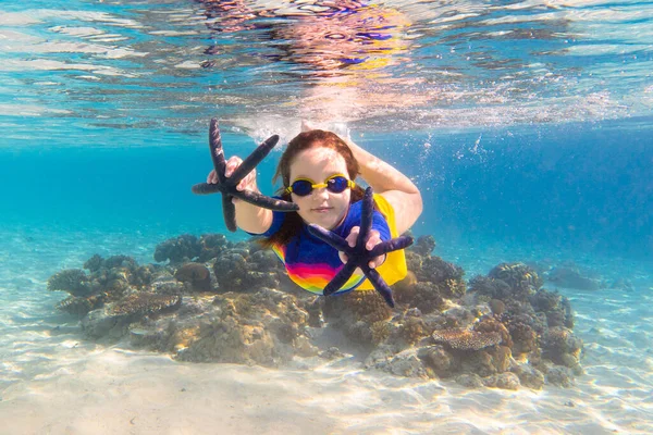 Esnórquel Infantil Los Niños Nadan Bajo Agua Vacaciones Verano Playa —  Fotos de Stock