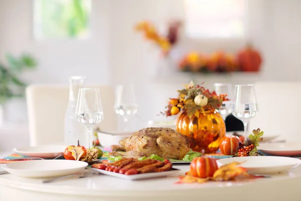 Erntedankdinner Putenbraten Mit Füllung Und Gemüse Für Familienfeiern Herbstliche Tischdekoration — Stockfoto