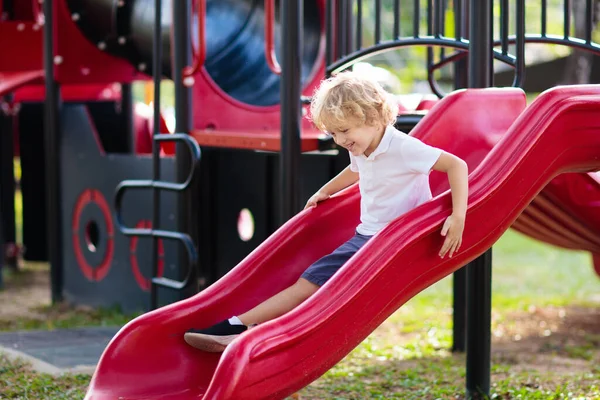 Criança Brincando Playground Livre Crianças Brincam Escola Jardim Infância Criança — Fotografia de Stock