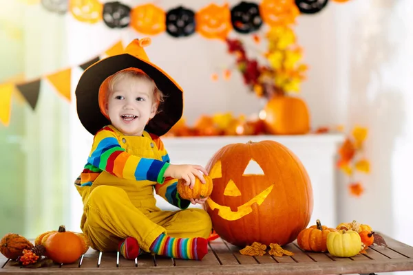 Boszorkányjelmezes Kisfiú Halloweenkor Töklámpást Faragó Gyerekek Gyerekek Ünneplik Halloween Díszített — Stock Fotó