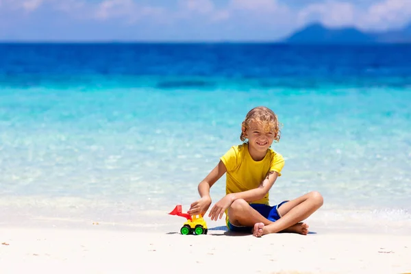 Barn Leker Tropiska Stranden Barn Simmar Och Leker Till Sjöss — Stockfoto