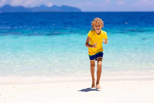 Bambini Che Giocano Sulla Spiaggia Tropicale Bambini Nuotano Giocano Mare — Foto Stock