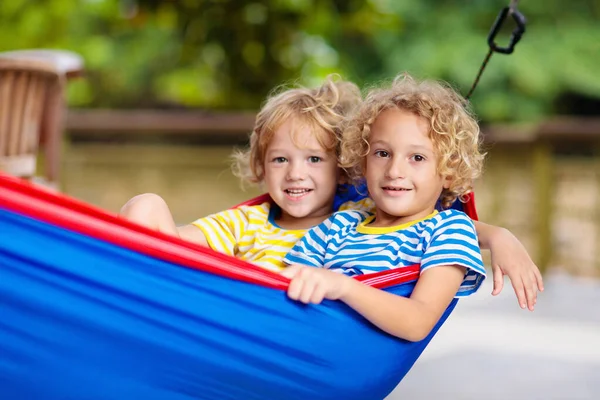 Garçon Relaxant Dans Hamac Les Enfants Jouent Dans Jardin Été — Photo