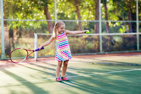 Kind Tennissen Het Buitenveld Meisje Met Tennisracket Bal Sportclub Actieve — Stockfoto