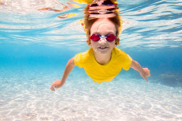 Nurkowanie Dzieci Dzieci Pływają Pod Wodą Plaża Morze Letnie Wakacje — Zdjęcie stockowe