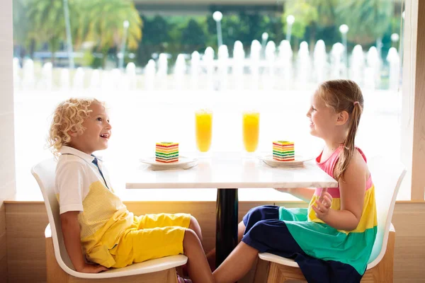 Crianças Comem Bolo Arco Íris Restaurante Menino Menina Com Doces — Fotografia de Stock