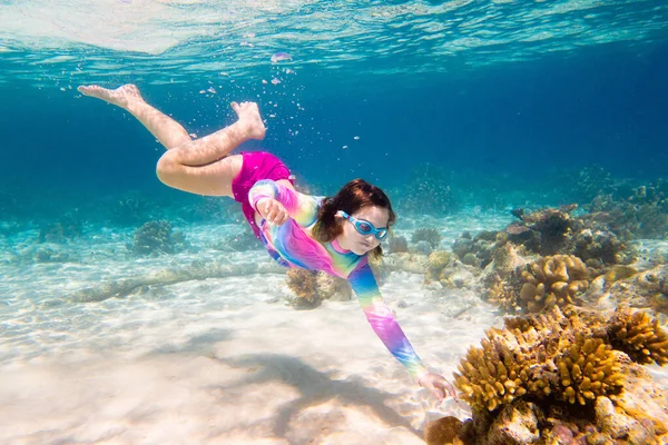 Esnórquel Infantil Los Niños Nadan Bajo Agua Vacaciones Verano Playa —  Fotos de Stock