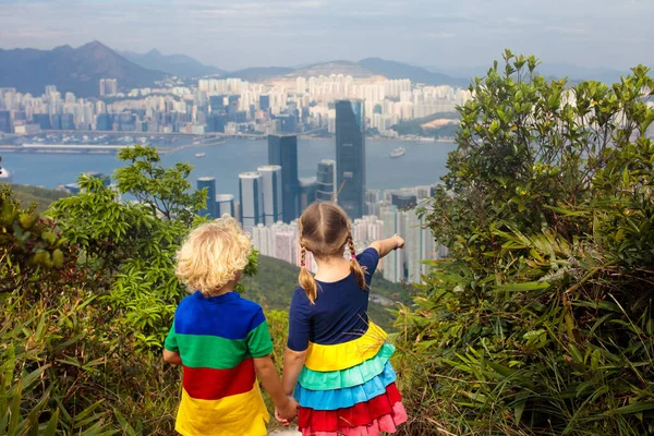 Родина Дітьми Ходить Горах Гонконгу Чудовий Краєвид Пагорбами Морем Хмарочосами — стокове фото