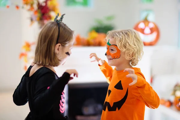 Criança Disfarçada Halloween Doces Travessuras Menino Menina Vestido Bruxa Com — Fotografia de Stock