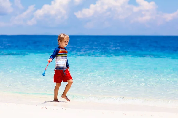 Bambini Che Giocano Sulla Spiaggia Tropicale Bambini Nuotano Giocano Mare — Foto Stock