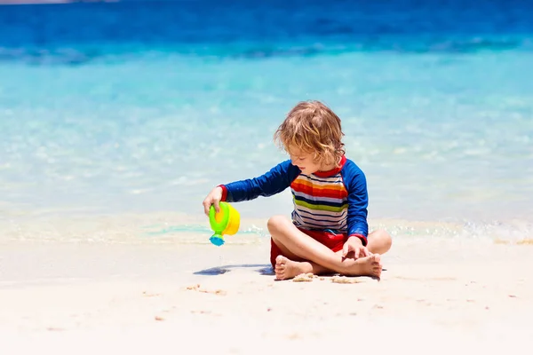 Barn Leker Tropiska Stranden Barn Simmar Och Leker Till Sjöss — Stockfoto