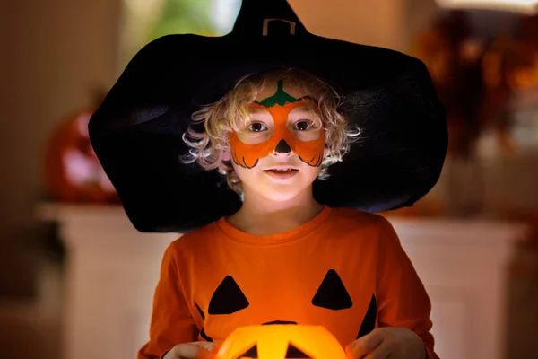 Criança Disfarçada Halloween Doces Travessuras Menino Com Pintura Rosto Abóbora — Fotografia de Stock