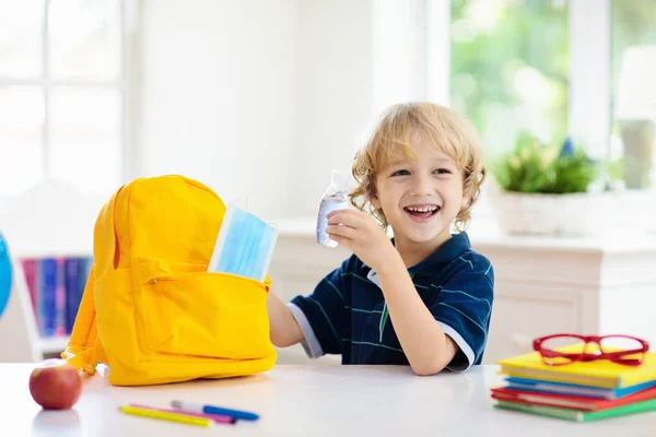 Criança Escolar Com Mochila Máscara Facial Desinfetante Segurança Estudantil Após — Fotografia de Stock