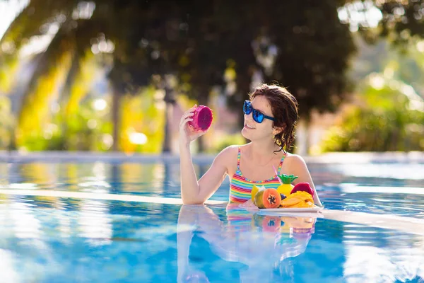 Tropischer Obstteller Schwimmbad Junge Frau Isst Sommerurlaub Auf Exotischer Insel — Stockfoto