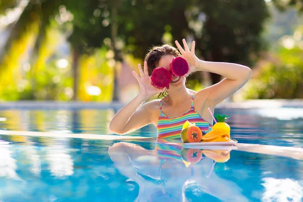 Tropischer Obstteller Schwimmbad Junge Frau Isst Sommerurlaub Auf Exotischer Insel — Stockfoto