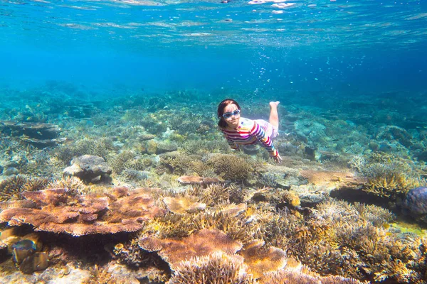 Esnórquel Infantil Los Niños Nadan Bajo Agua Vacaciones Verano Playa —  Fotos de Stock