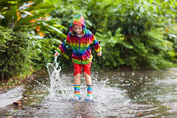 Enfant Jouant Sous Pluie Dans Parc Automne Enfant Sautant Dans — Photo