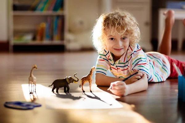 Niños Sombra Dibujando Animales Los Niños Juegan Casa Artesanía Divertida —  Fotos de Stock