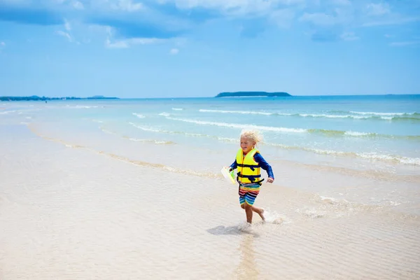 Criança Bela Praia Menino Vestindo Colete Salva Vidas Correndo Pulando — Fotografia de Stock