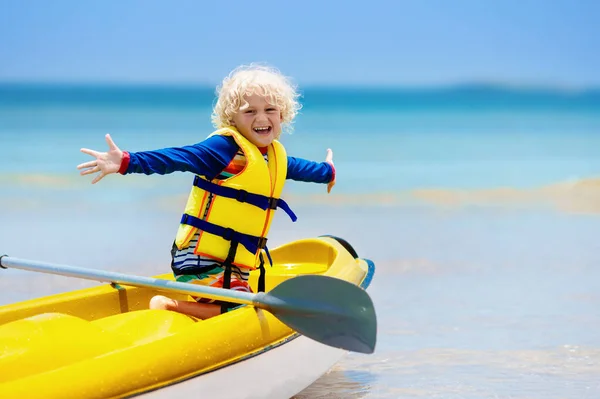 子供たちは海でカヤック 熱帯の海でカヤックの子供たち 若い子供とのアクティブな休暇 美しいビーチでカヌーの中の小さな男の子 就学前の子供との休日の活動 家族の水の楽しみ — ストック写真