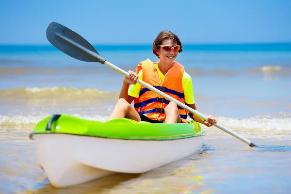 Niño Kayak Mar Tropical Adolescente Canoa Playa Exótica Durante Las — Foto de Stock