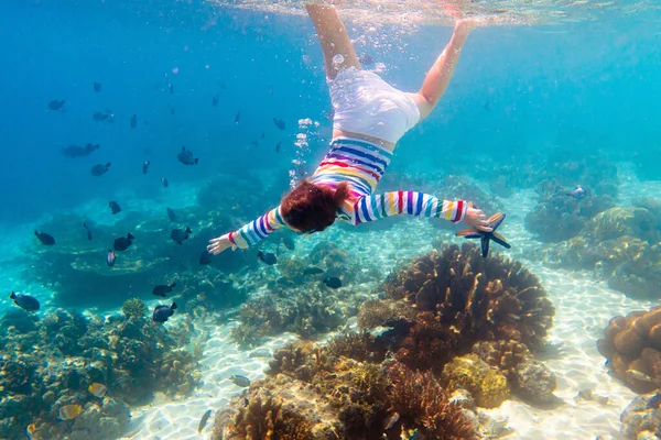 Kinderschnorcheln Kinder Schwimmen Unter Wasser Strand Und Meer Sommerurlaub Mit — Stockfoto