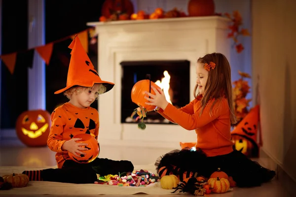 Menina Menino Traje Bruxa Halloween Truque Deleite Miúdos Segurar Doces — Fotografia de Stock