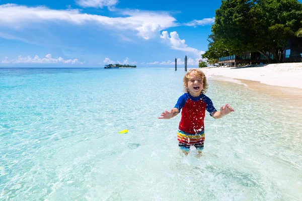 Crianças Brincando Praia Tropical Crianças Nadam Brincam Mar Nas Férias — Fotografia de Stock